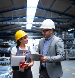 Cherrywork_manager-supervisor-worker-discussing